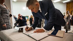 Most érkezett: Robert Fico nincs túl a nehezén, újabb műtét vár rá