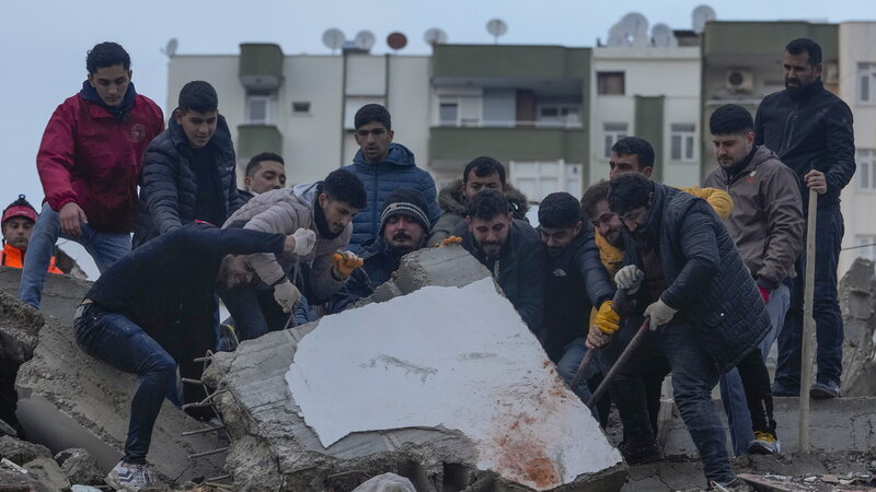 Túlélők és áldozatok után kutatnak egy összedőlt épület törmeléke közt a dél-törökországi Adana nagyvárosban 2023. február 6-án. Hajnalban több erős földrengés rázta meg Törökország délkeleti és Szíria északi részét, a legnagyobb rengés egyes mérések szerint a 7,8-as erősséget is elérte. A földmozgásnak Törökországban és Szíriában is több száz halálos áldozata és több ezer sérülje van.