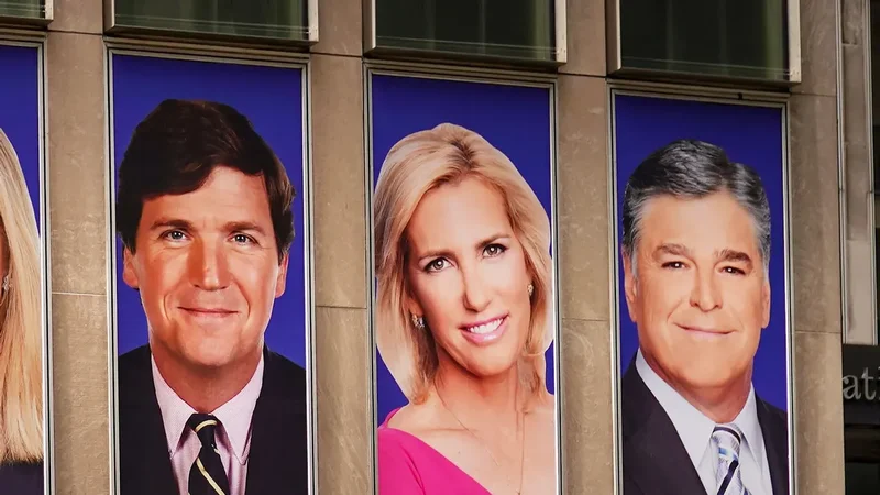 A Fox News sztárműsorvezetői: Tucker Carlson, Laura Ingraham és Sean Hannity  