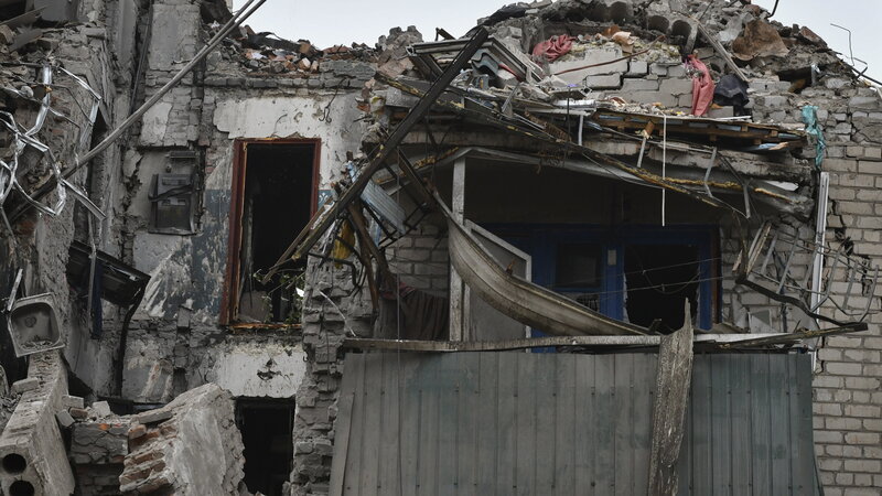 Megrongálódott lakóépület romjai a donyecki régióban lévő Csasziv Jar településen 2022. november 27-én, miután az orosz légierő csapást mért az ukrajnai idegenlégió ideiglenes állomáshelyére. 