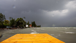 Kitört a háború a Balatonnál, óriási a botrány Vonyarcvashegyen