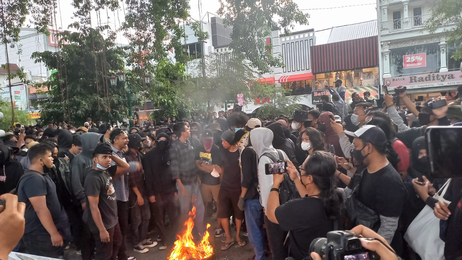 Massa membakar ban di depan gedung DPRD Yogyakarta | Narasi-Ani Mardatila