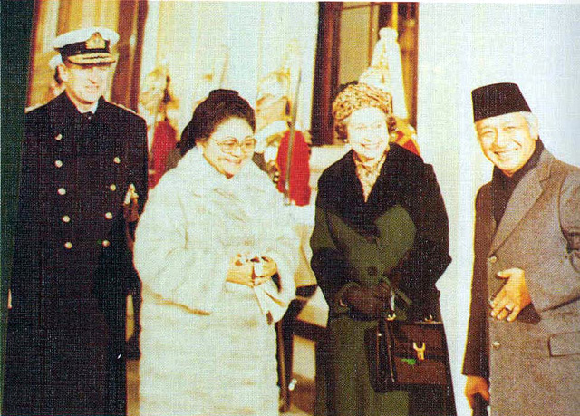 Kunjungan kenegaraan ke Inggris (1979) dari kanan ke kiri: Presiden Soeharto, Ratu Elizabeth II, ibu Tien Soeharto, Pangeran Philip/ Perpusnas.go.id