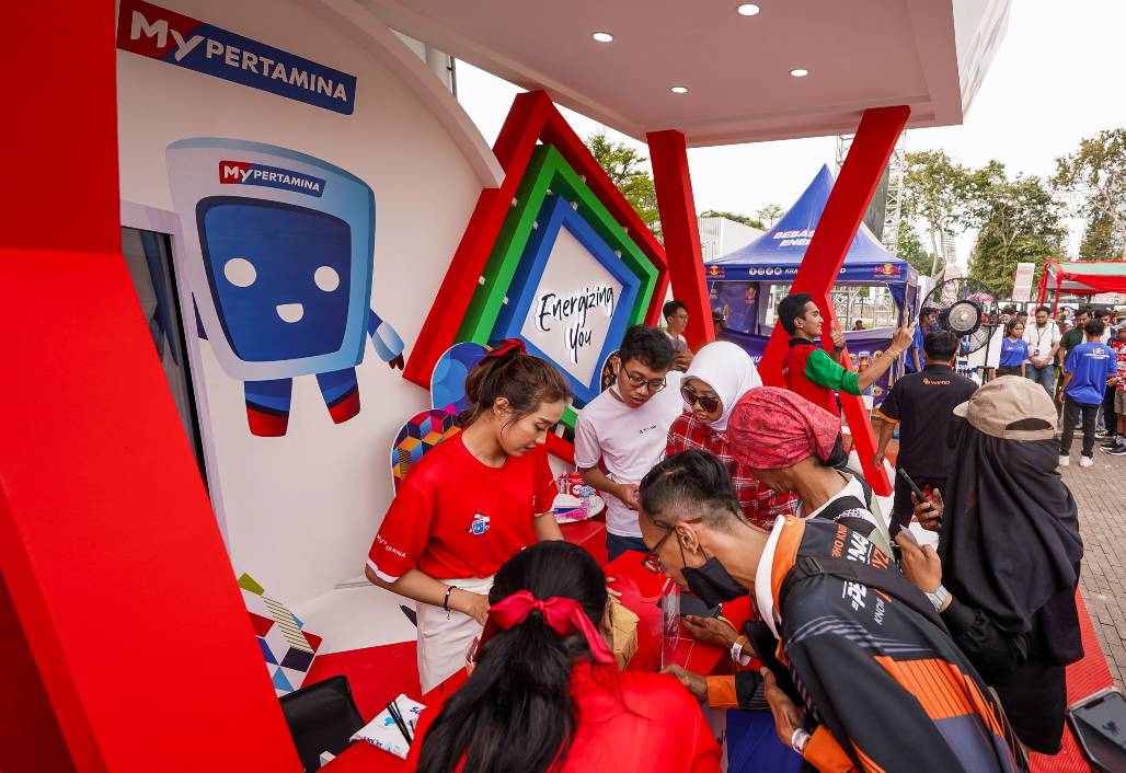 Pengunjung sedang mendapatkan edukasi di booth Pertamina dalam  acara Merayakan Indonesia by Narasi. Foto: Narasi/Ichal