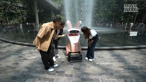 Tim Musyawarah bertemu dan bermain dengan Joy, robot bandara di Jewel, Changi.