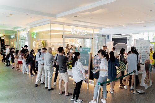 Pengunjung sedang antri di Fore Coffee Singapore di Bugis Junction.