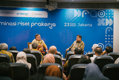 Guru Besar FEB UI Bambang Brodjonegoro (kiri), Menteri Koordinator Bidang Perekonomian Airlangga Hartarto (kanan) dalam acara Diseminasi Riset Prakerja “Continuous Improvement, Evidence-driven Decision Making”