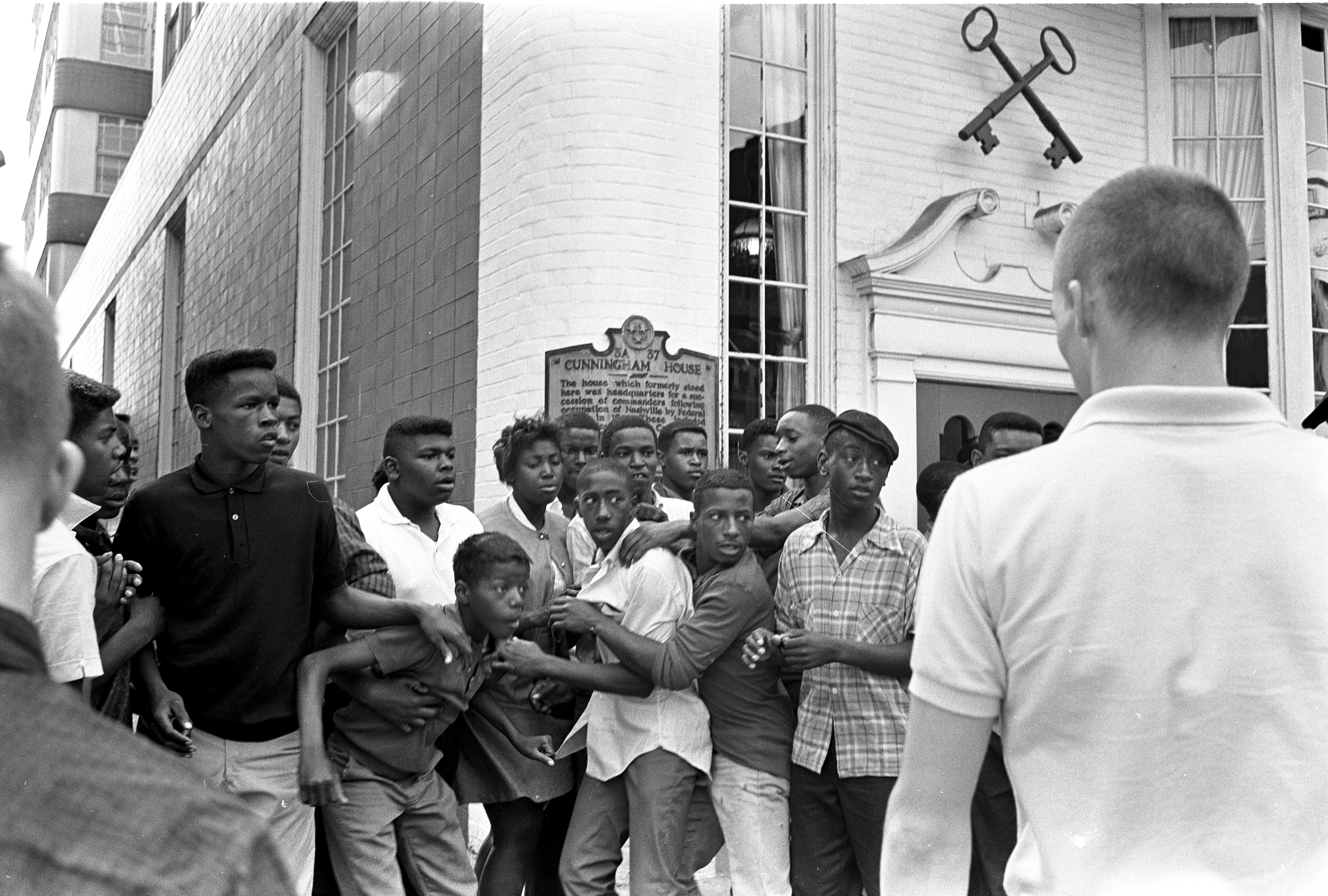 Protesters in front of Cross Keys Restaurant, 1963. mage courtesy of Nashville Public Library.