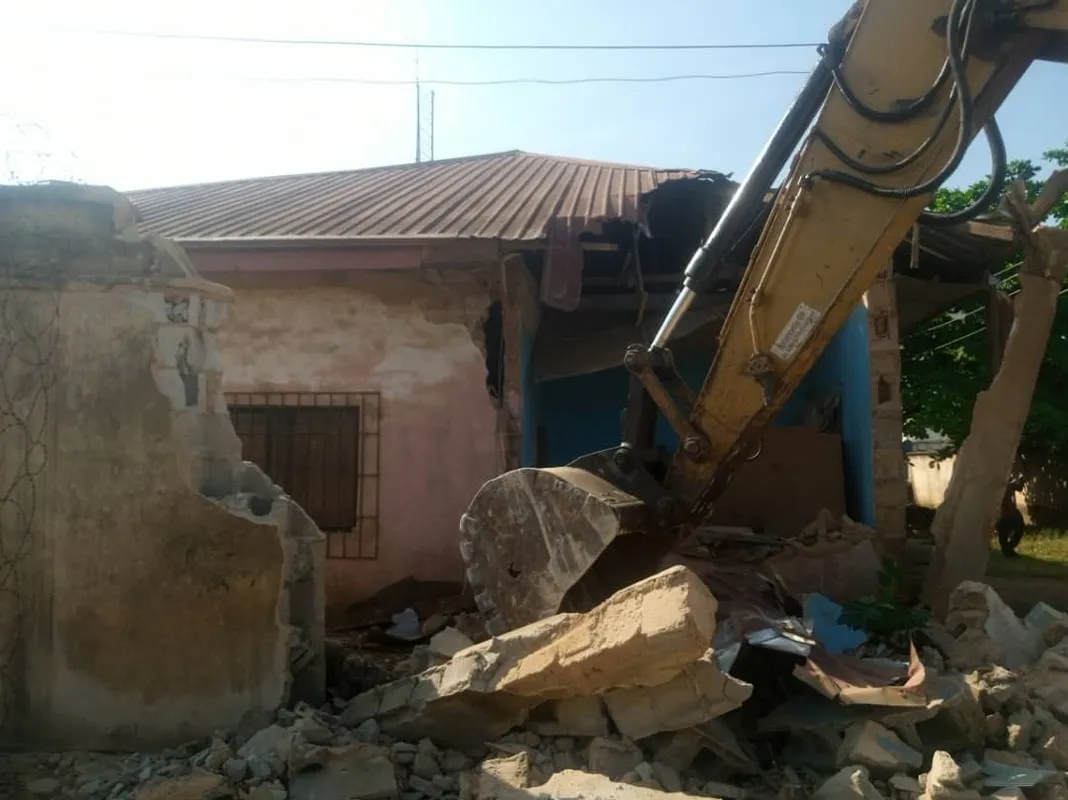 Confusion as Imo Govt demolishes EEDC District office, arrests manager - Image 6