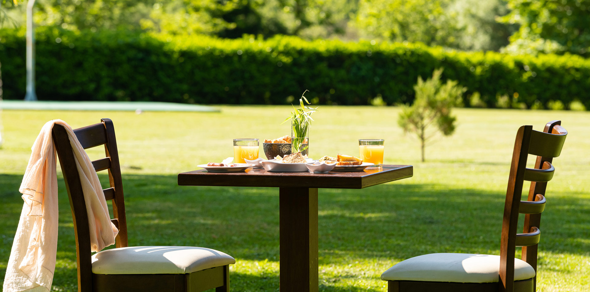 A table and chairs at Natura Chalets backyard