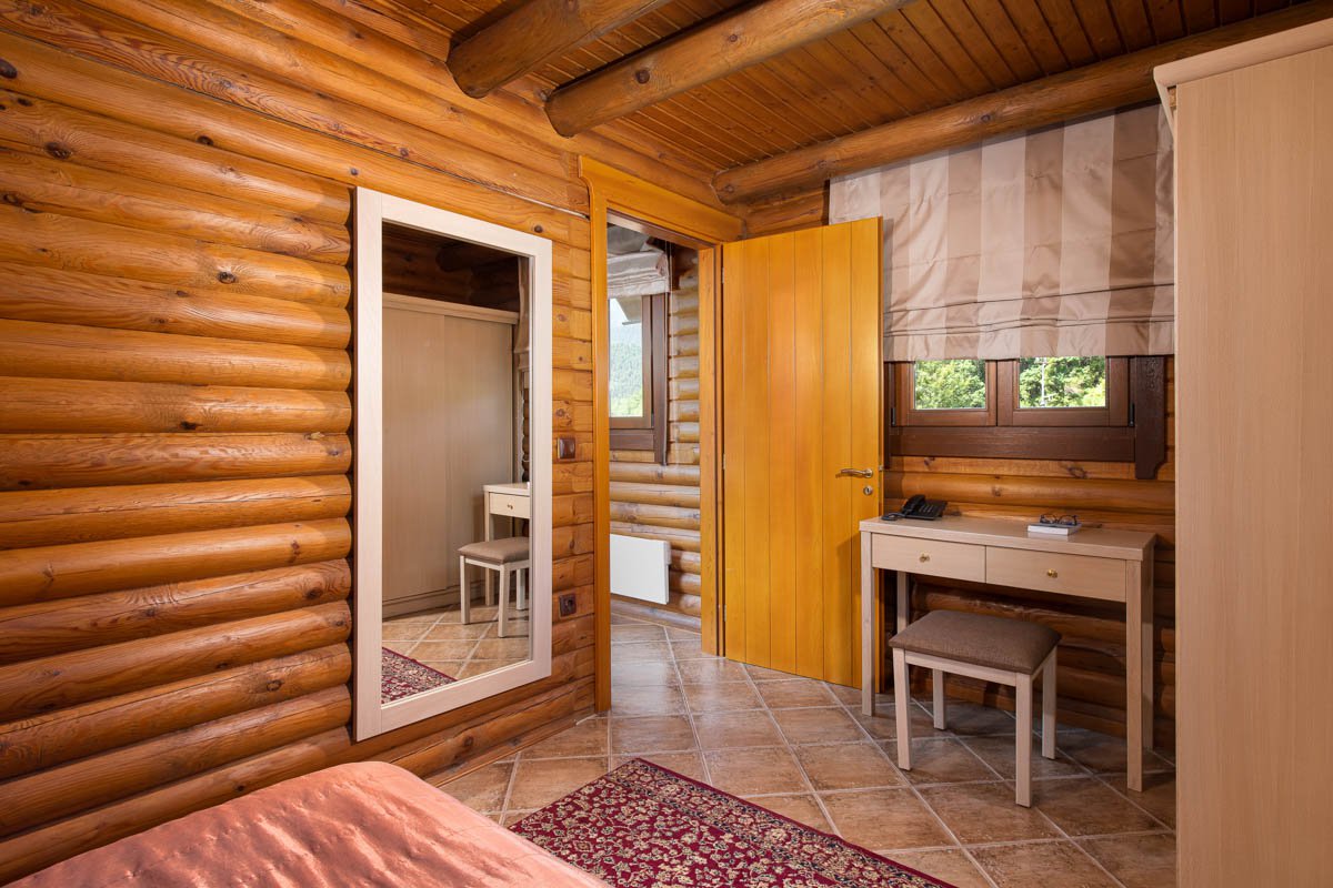 Natura Chalet mirror, small desk and entrance