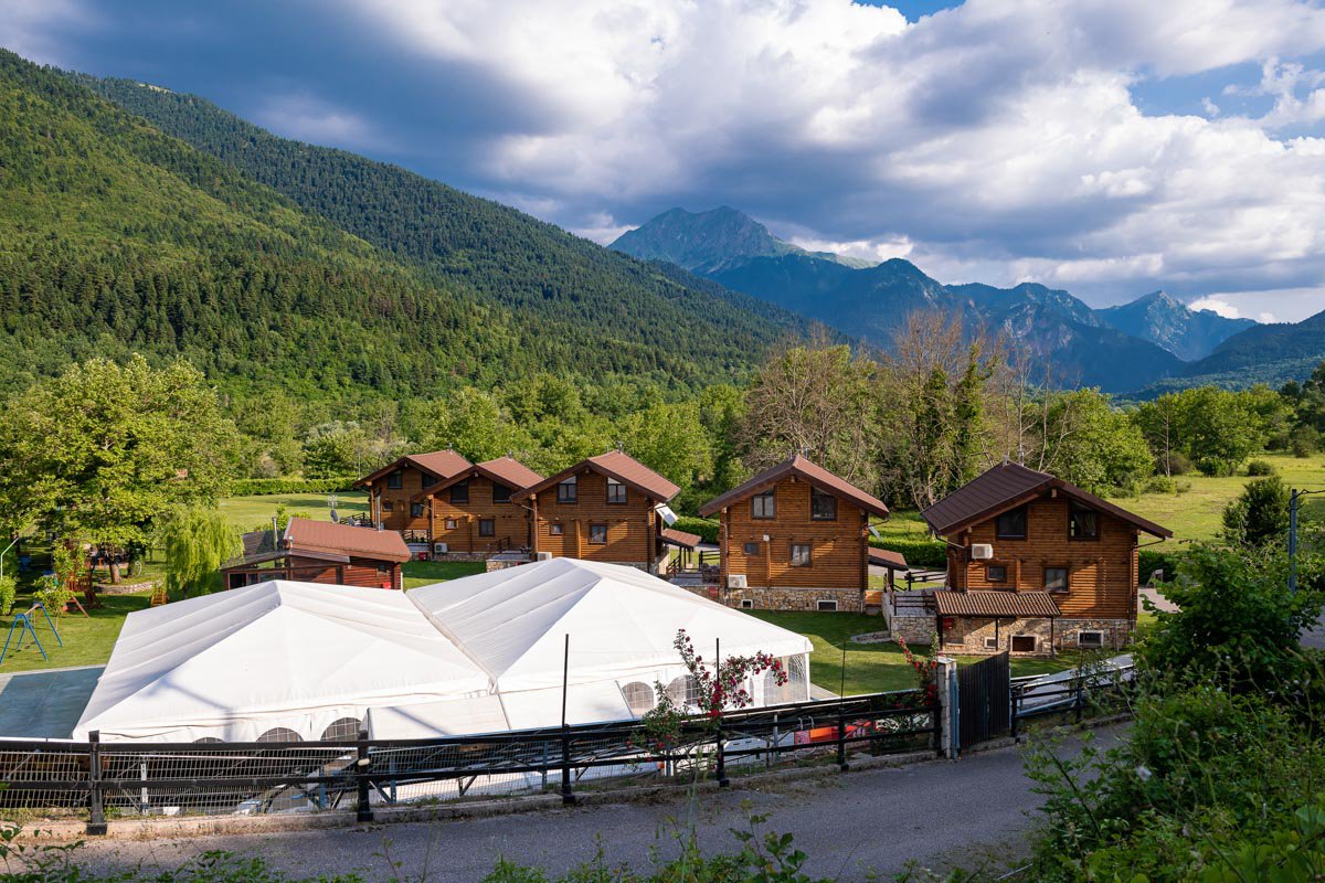 Πανοραμική θέα των chalet με υπόβαθρο τα βουνά