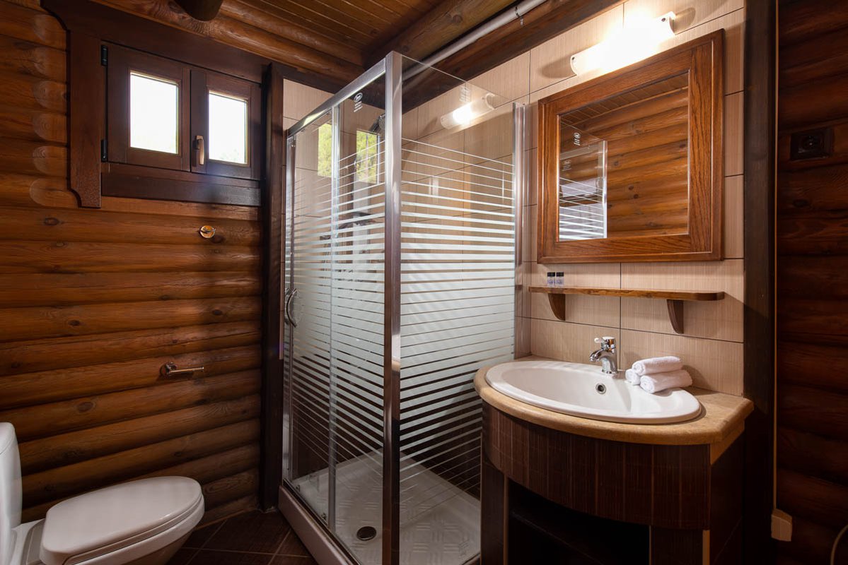 Natura chalet bathroom with shower