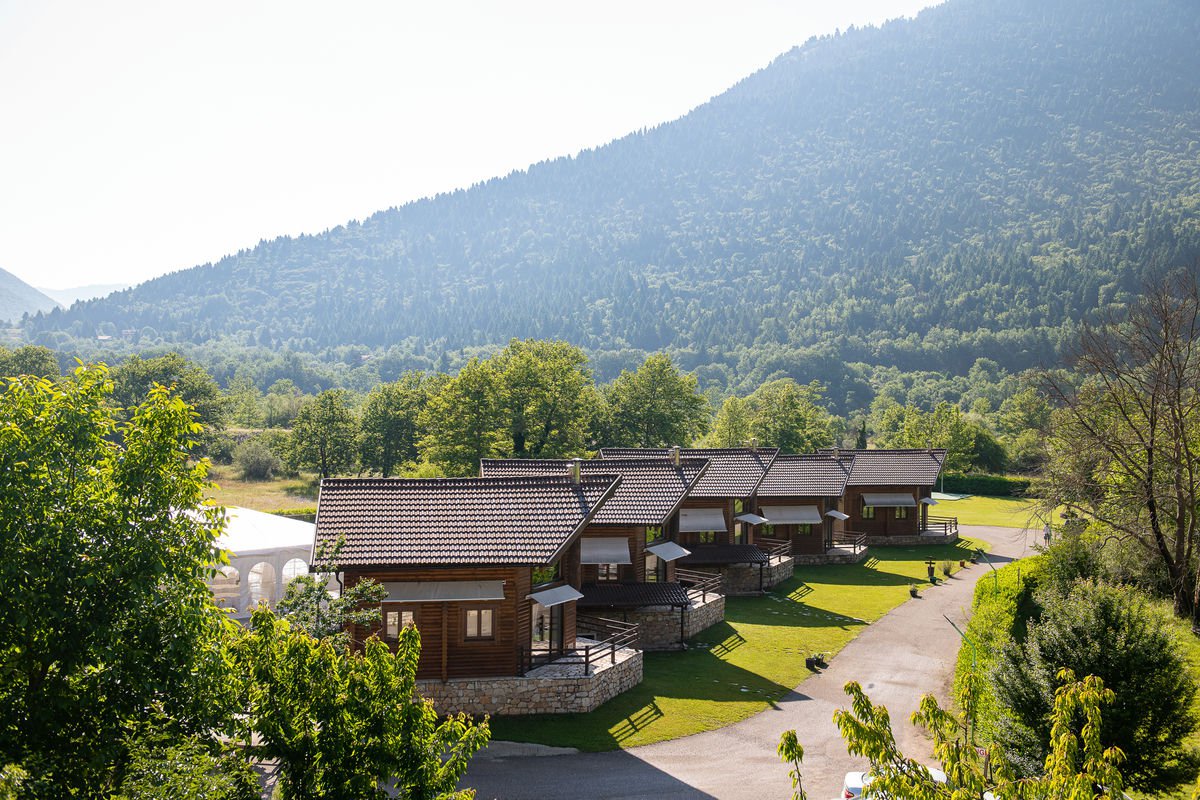 The Natura Chalets, one behind the other, with the mountains in the background