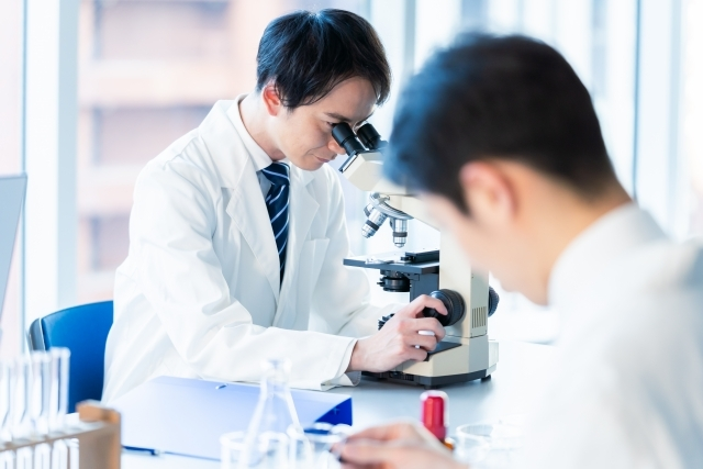 顕微鏡をのぞく研究者