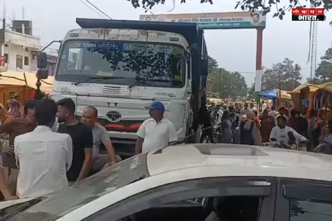 बिजली, मोबाइल नेटवर्क और सड़क की समस्या से नाराज ग्रामीणों ने किया चक्काजाम