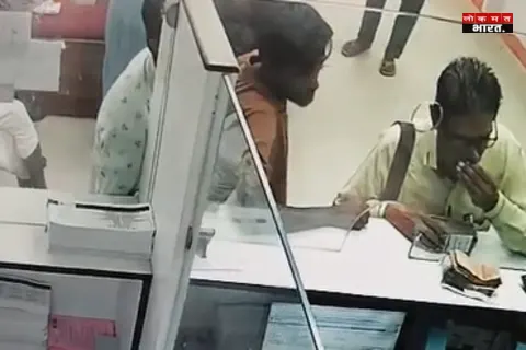 जहाजपुर: बैंक ऑफ बड़ौदा के कैश काउंटर से 76,600 रुपये ले गया संदिग्ध, सीसीटीवी में कैद हुई वारदात