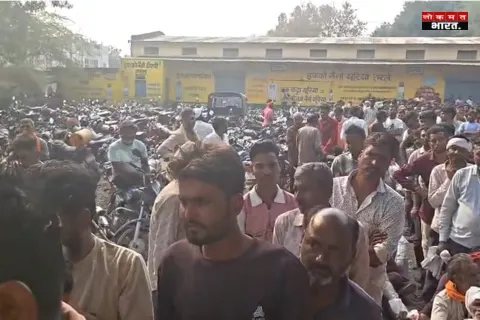 छबड़ा में खाद के लिए उमड़ी किसानों की भीड़: कृषि समिति पर लगी कतारें, बांटे जा रहे डीएपी और यूरिया के कट्टे