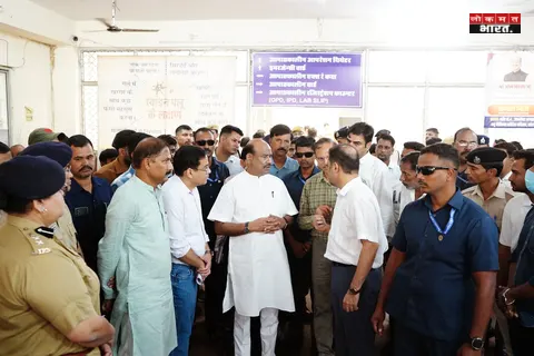 कोटा एक्सप्रेस-वे हादसा: सिमलिया में ट्रैवलर बस पलटने से कई मौतें; लोकसभा अध्यक्ष ओम बिरला ने अस्पताल पहुंचकर घायलों का जाना हाल