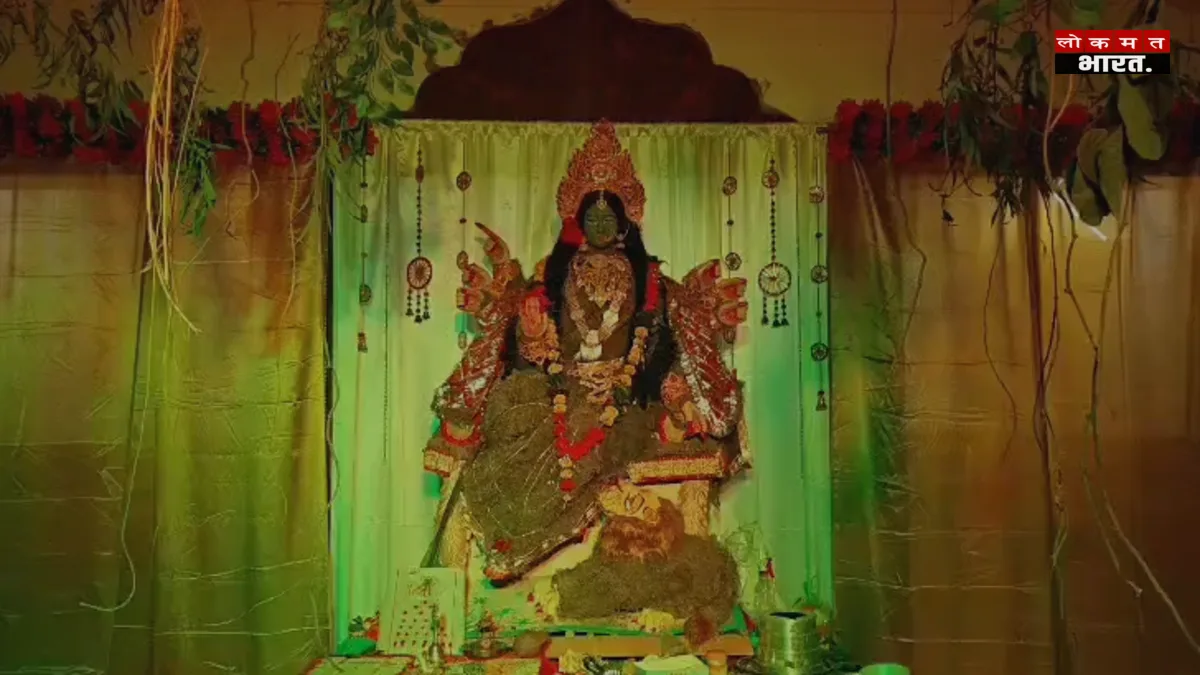 रायसेन में अनोखी पहल: काली मिट्टी और दूर्वा से तैयार हुई मां वनदेवी की प्रतिमा, त्रिकूट पर्वत की थीम पर सजा पंडाल