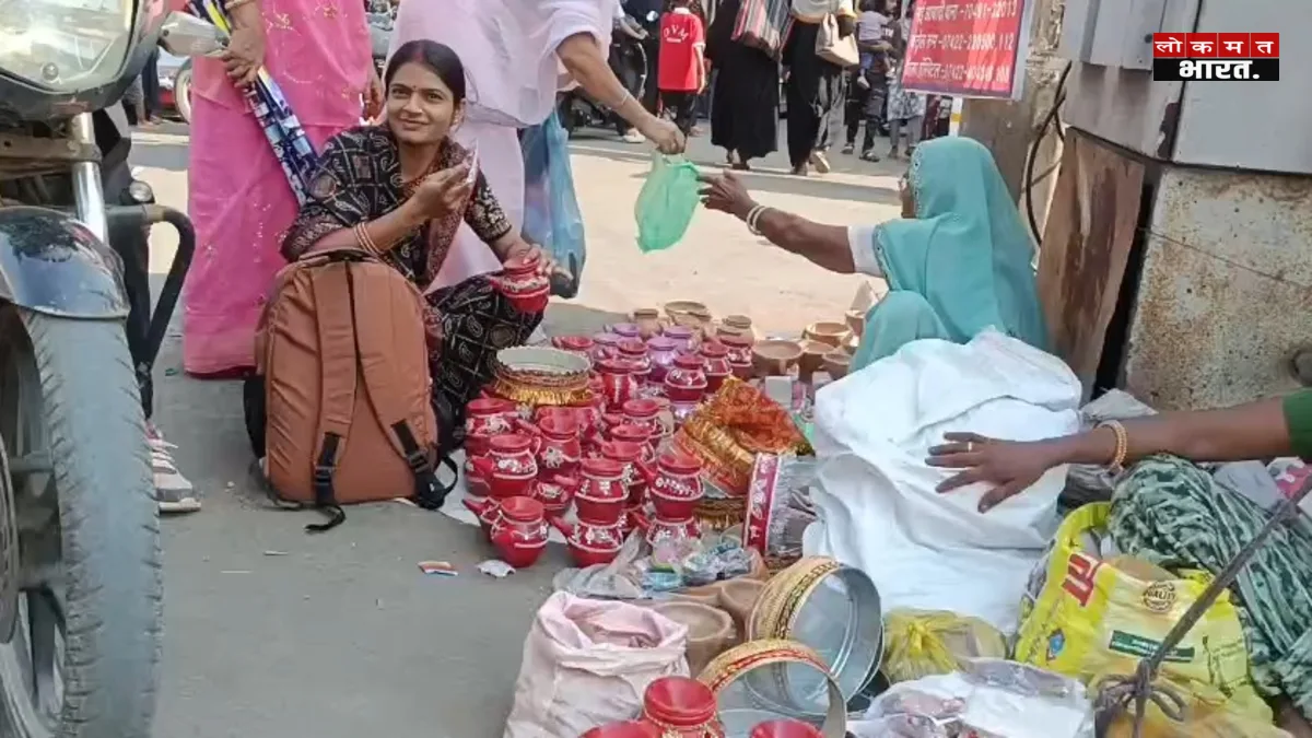 मंदसौर में करवा चौथ की रौनक: बाजारों में उमड़ी महिलाओं की भीड़, सुहागिनों ने की पूजा सामग्री और शृंगार की खरीदारी