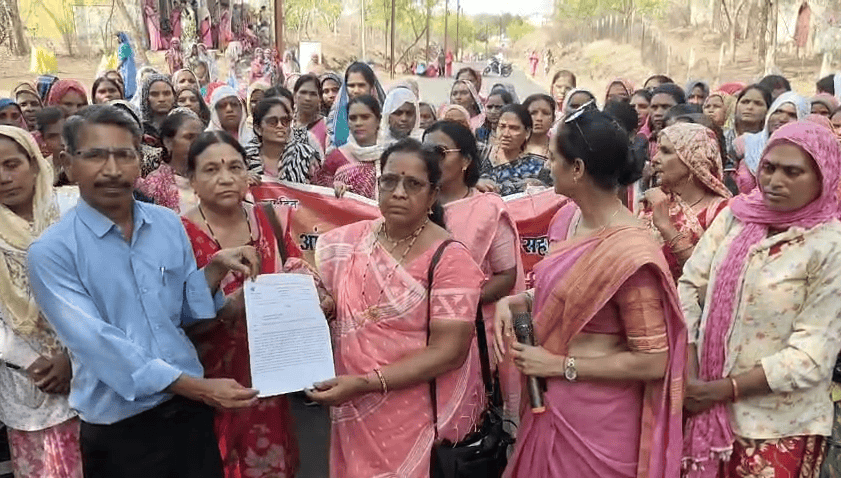 विभिन्न मांगों को लेकर आंगनबाड़ी कार्यकर्ता-सहायिकाओं का प्रदर्शन