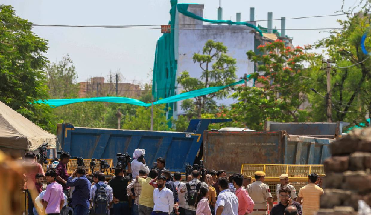 जयपुर: जगतपुरा में जेडीए की बड़ी कार्रवाई, धार्मिक स्थलों समेत कई अतिक्रमण हटाए |
