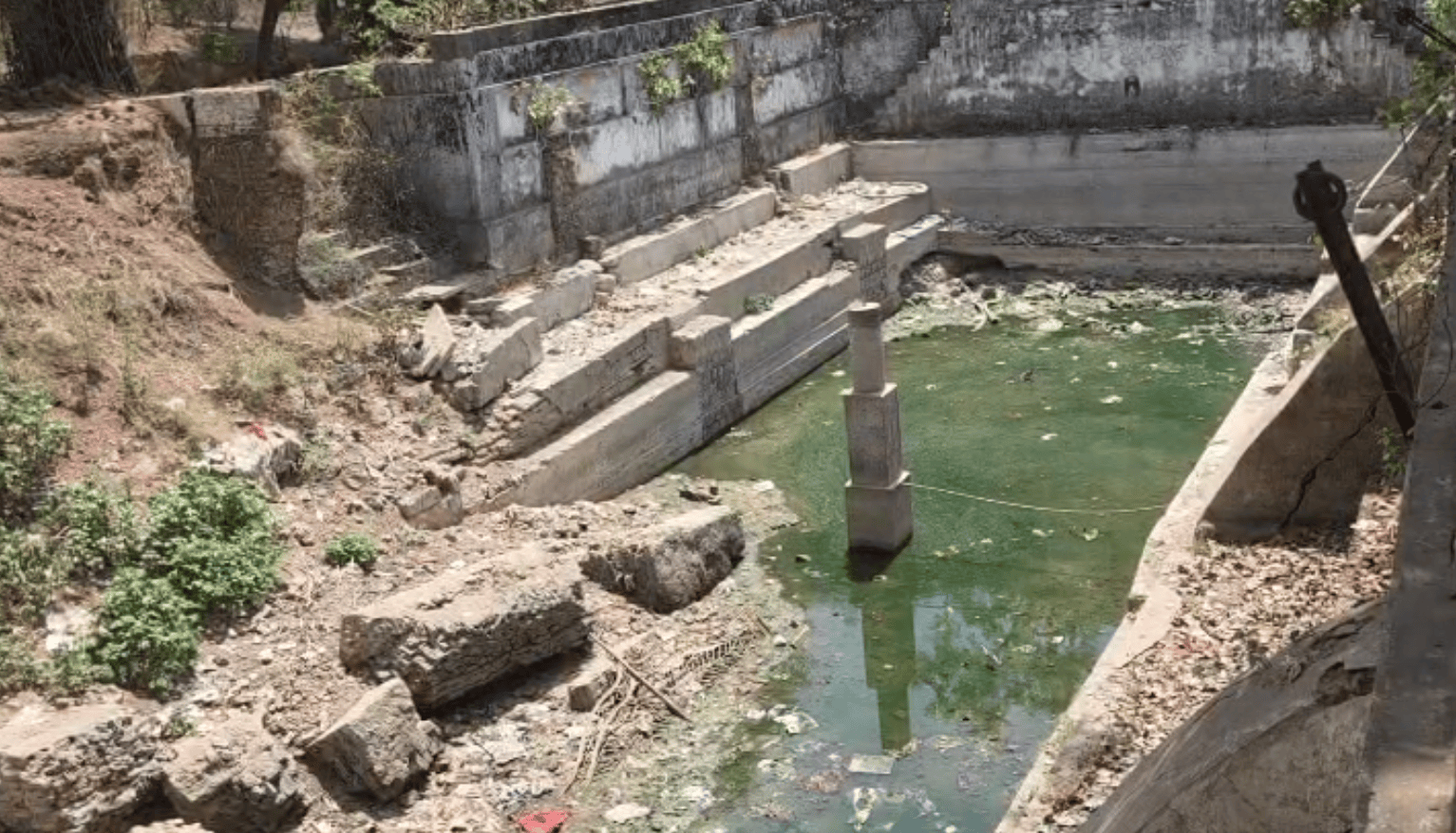 आगर मालवा के बैजनाथ मंदिर के कमल कुंड में जल संकट