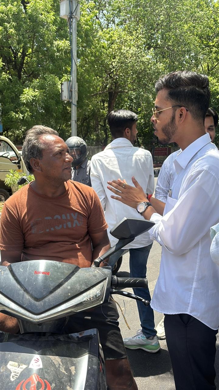 कोटा मे जनता को बांटी ‘मेलोडी’ टॉफी