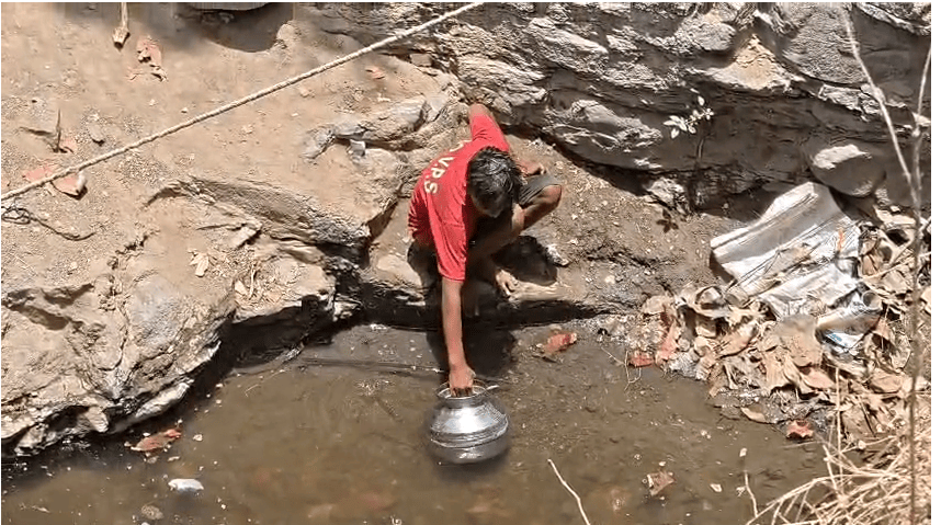 25 फीट गहराई में बचपन,बुरहानपुर के बच्चों की पानी से जंग