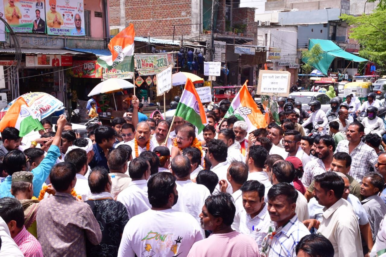 हजारों कांग्रेसियों ने किया जल भवन का घेराव