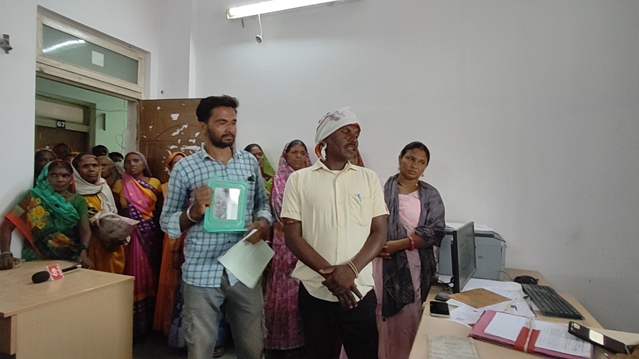 रोजगार नहीं, राशन में गड़बड़ी, महिलाओं का अनोखा प्रदर्शन