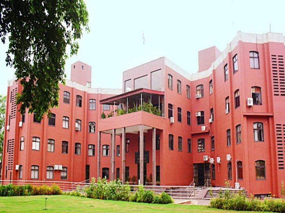 ग्वालियर जनसुनवाई में खाली मटके लेकर पहुंचे पूर्व पार्षद बृजेश गुप्ता, जल संकट को लेकर निगम पर फूटा गुस्सा