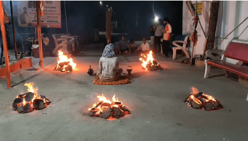 आस्था का अद्भुत दृश्य अग्नि के बीच साधना कर रहे पुजारी