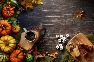 Herfst stop motion video van bewegende letter dobbelstenen op houten tafel waar een woordspel gespeeld wordt onder genot van kop kruidenthee en koek
