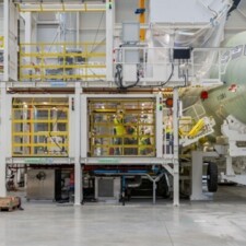 Atelier Airbus avec avion en assemblage