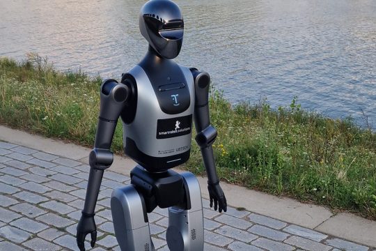 Humanoid en robothond in actie
