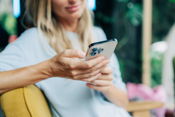 Kann man ein iPhone auf Rechnung oder in Raten kaufen – trotz Schufa und ohne Klarna?
