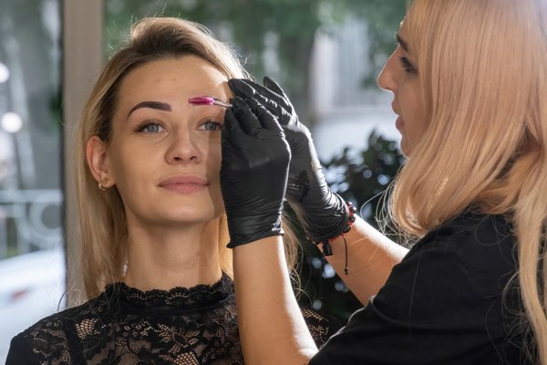 Obtenez des sourcils naturels rapidement : greffe de sourcils au Canada