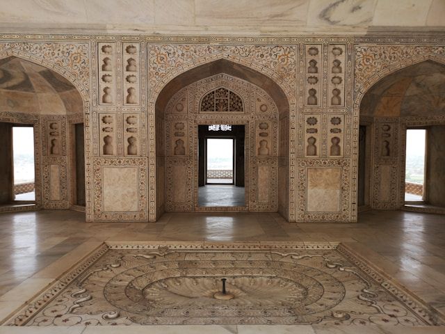 Palace-style rooms and arches
