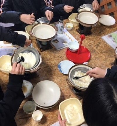 老舗豆腐店で寄せ豆腐作りワークショップ　　自由研究・食育