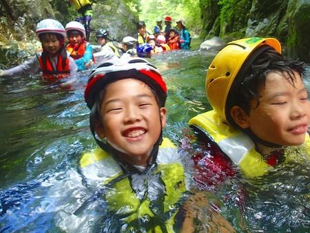 丸1日奥多摩「ドキワク」の沢遊び満喫（元気な1年生～大人まで）