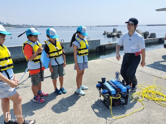 水中ロボットを操縦して漁港の岸壁調査のお仕事をしよう！