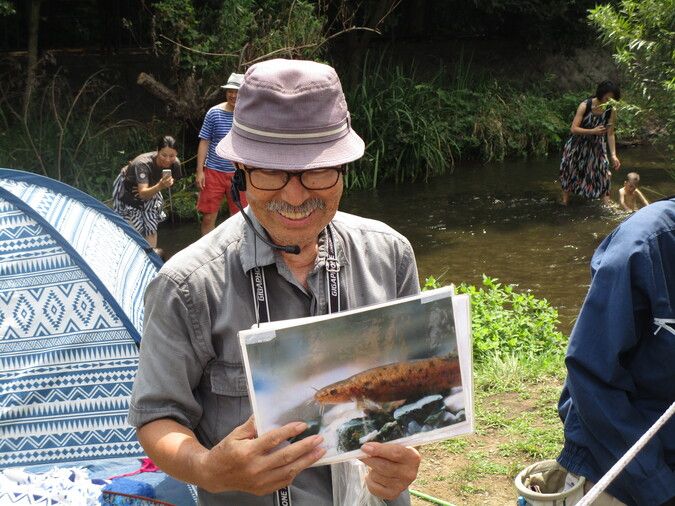 東久留米市の名水百選の川「落合川」で魚取り