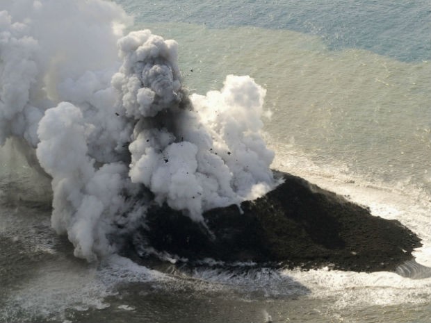 Erupção vulcânica forma pequena ilha em arquipélago no Japão