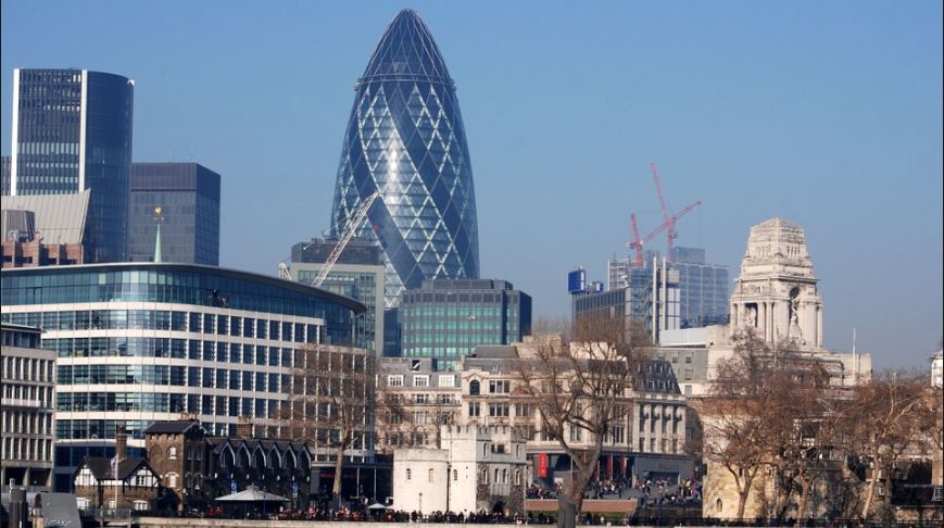 Gherkin är en kommersiell skyskrapa i Londons primära finansdistrikt