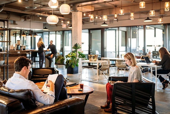 Coworking utrymme med kreativ inredning,
rum och möbler