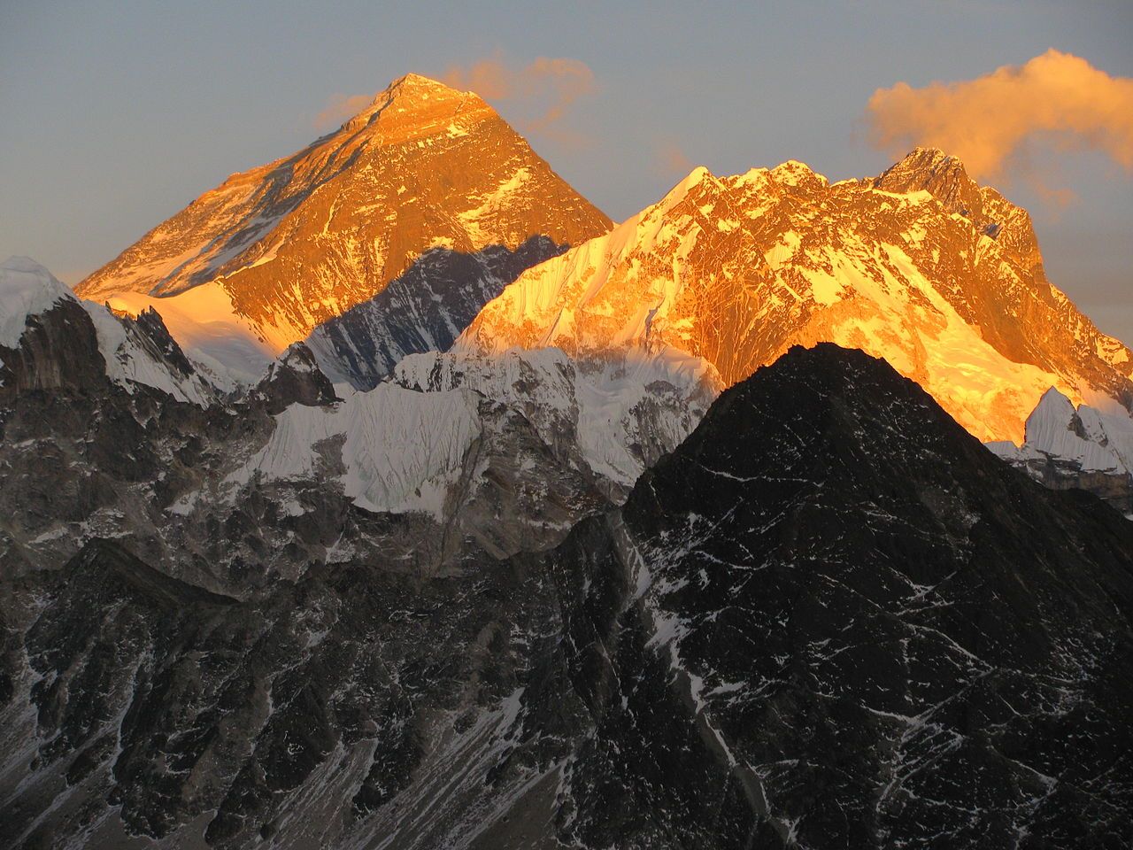 1280px-Alpenglow_on_Everest.jpg