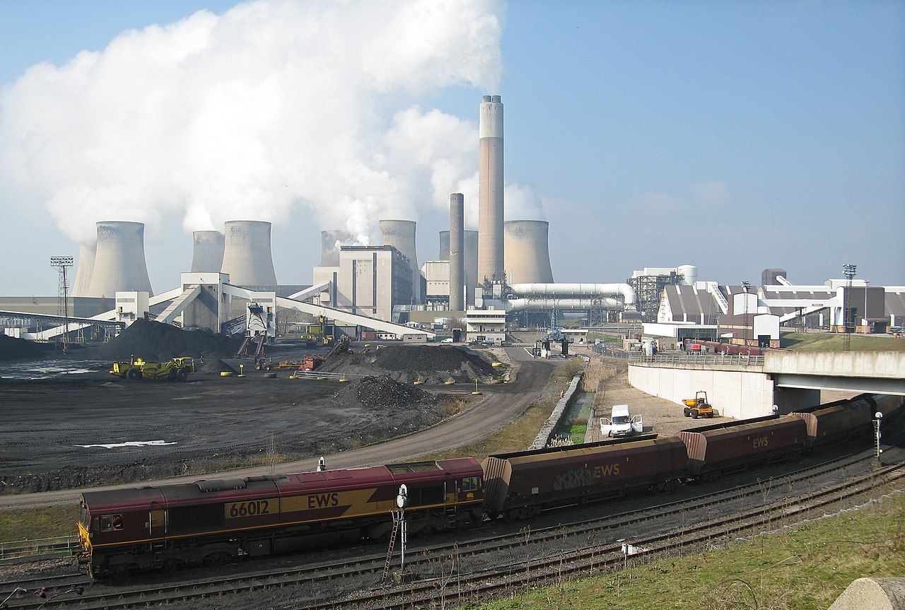 1280px-Ratcliffe-on-Soar_Power_Station_with_coal_train,_26th_March_2007.jpg