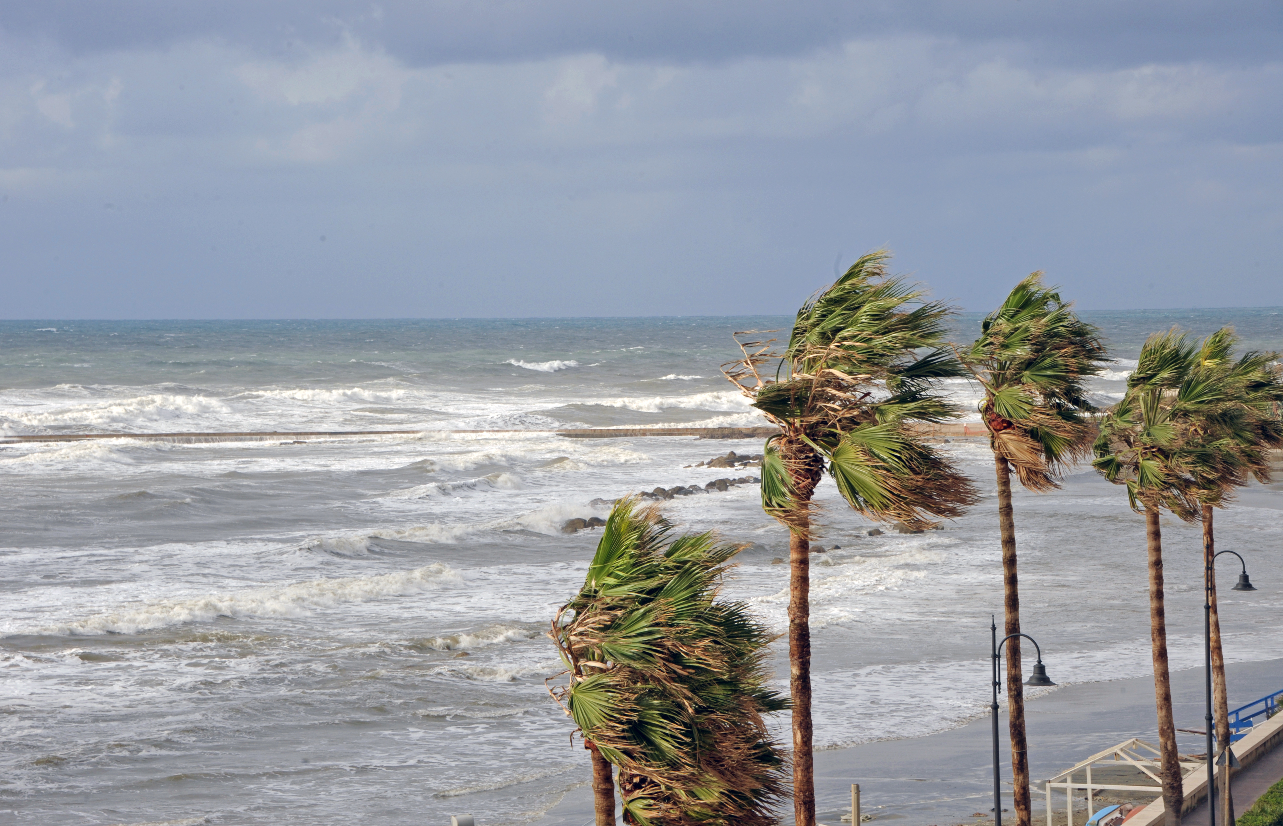 Hurricane Lala leaves 180,000 without power across Hawaii
